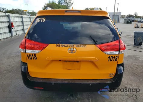 2011 Toyota Sienna Xle z USA, uszkodzony, nr VIN 5TDDK3DCXBS021794